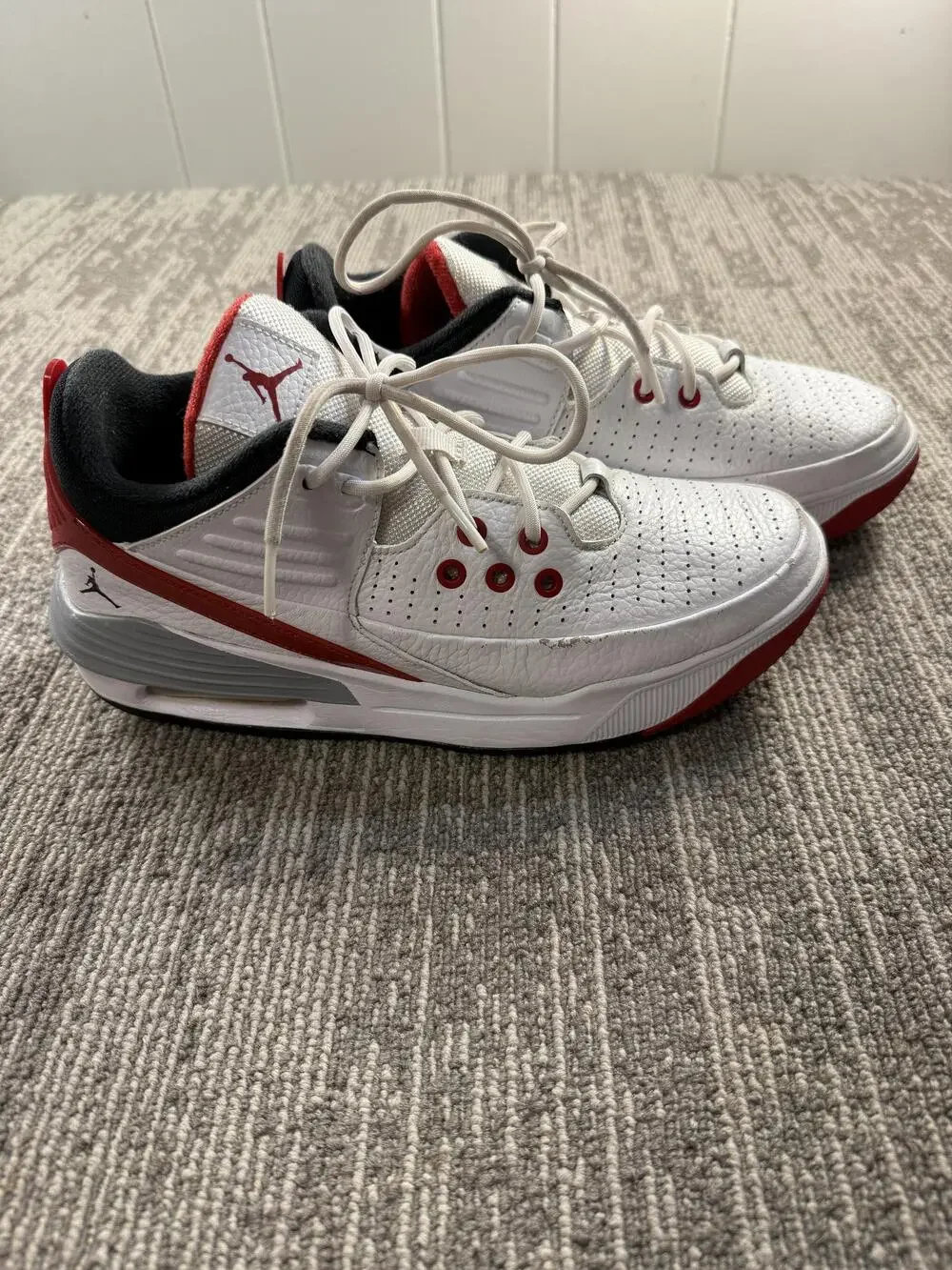 Nike Jordan Max Aura 5 Shoes Mens Size 8.5 White Red Black Basketball DZ4353-101